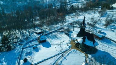 Moldova Cumhuriyeti, Kishinev 'deki eski ahşap bir kilisenin üst manzarası. Kış manzarası Whit ahşap kilise