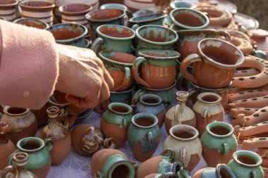 Çömlek ustalarının fuarı. El yapımı kil kaplar.