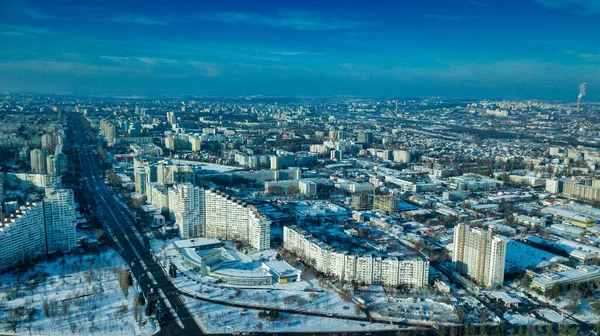 Vista superiore della città in inverno al tramonto su sfondo cielo. Concetto di fotografia aerea drone. Kishinev, Repubblica moldova . — Foto Stock