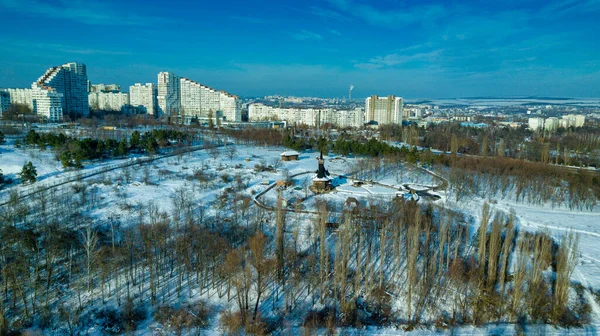 Vista superior de la ciudad en invierno al atardecer sobre el fondo del cielo. Concepto de fotografía aérea con drones. Kishinev, República de Moldavia . —  Fotos de Stock