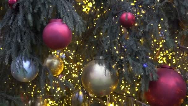 Der Nähe Leuchtet Ein Weihnachtsbaum Der Nachts Glitzert Neujahrstanne Mit — Stockvideo