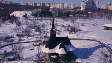 Moldova Cumhuriyeti, Kishinev 'deki eski ahşap bir kilisenin üst manzarası. Kış manzarası Whit ahşap kilise