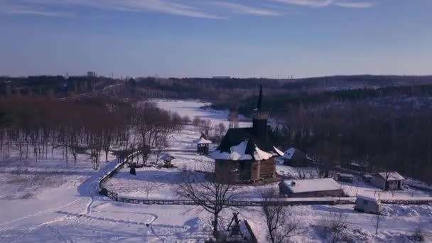 摩尔多瓦共和国基希讷夫一座古老的木制教堂的俯瞰图 冬季景观白色木制教堂 — 图库视频影像