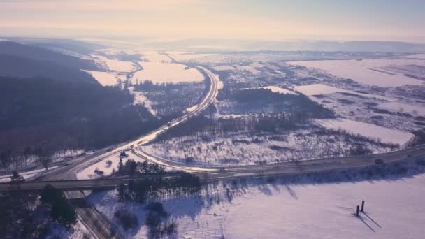 冬季公路上无人侦察机的空中或高空视图 — 图库视频影像