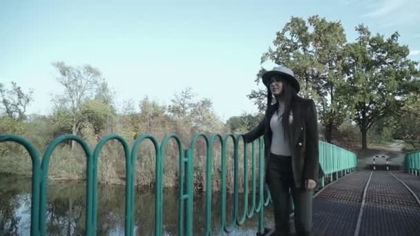 Attractive Young Woman Hat Walks Bridge Lake Autumn Park Autumn — Stockvideo