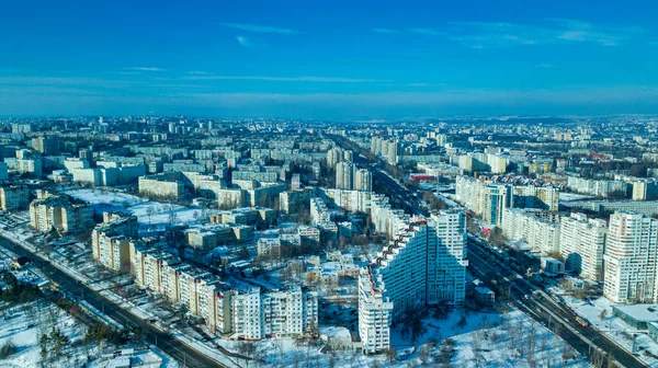 Vista superior de la ciudad en invierno al atardecer sobre el fondo del cielo. Concepto de fotografía aérea con drones. Kishinev, República de Moldavia . —  Fotos de Stock