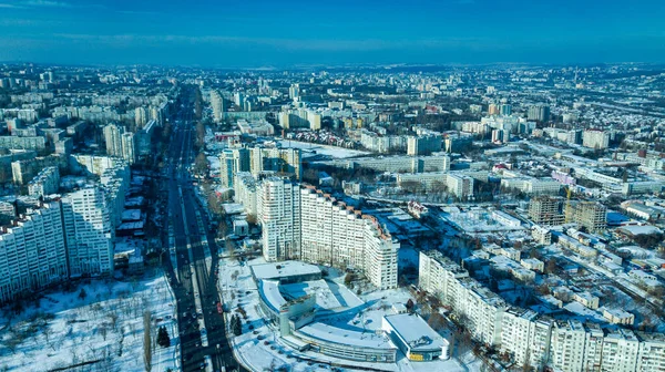 Верхній вигляд міста взимку на заході сонця на тлі неба. Фотографія повітряного дрону. Кишинів (Молдова). — стокове фото