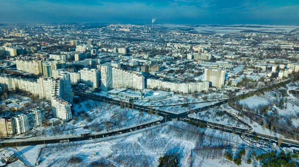 空を背景に日没で冬の都市のトップビュー。空中ドローン撮影のコンセプト。モルドバ共和国キシネフ. — ストック写真