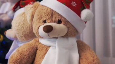 Hediyeler yeşil Noel ağacının altında