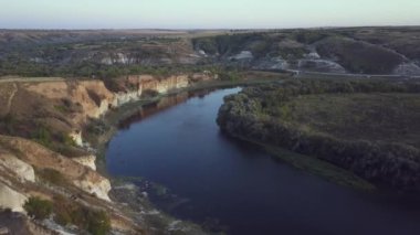 Nehir üzerinden ve sonbaharda küçük bir köy. Moldova Cumhuriyeti. Molovata köyü. Nehir Dinamosu.