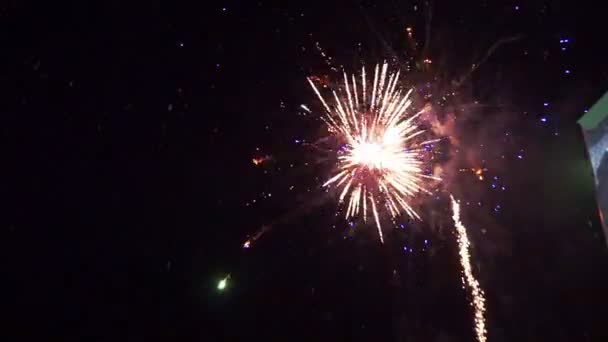 Feux Artifice Aériens Multicolores Fond Festif Lumières Scintillantes Éclairs Salut — Video