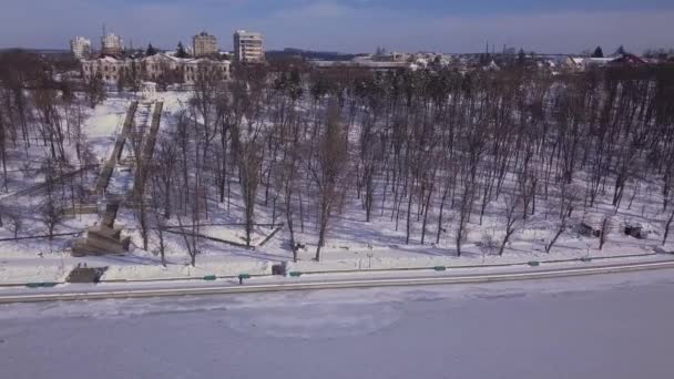 Ptáci Létající Nad Zamrzlým Jezerem Parku Kišiněv Moldavsko — Stock video