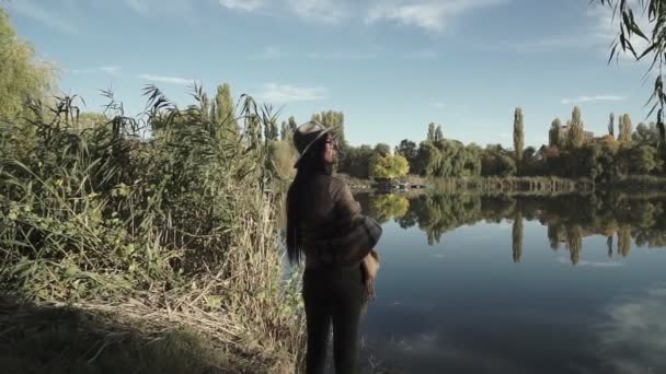 Dziewczyna Długimi Brunet Włosy Brązowym Płaszczu Stoi Shor Jeziora Patrzy — Wideo stockowe