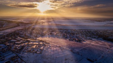 Şehrin en iyi banliyöleri ya da küçük kasabaların güzel evleri kış günbatımında bulutlu arka planda. Hava aracı fotoğraf konsepti.