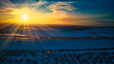 Şehrin en iyi banliyöleri ya da küçük kasabaların güzel evleri kış günbatımında bulutlu arka planda. Hava aracı fotoğraf konsepti.