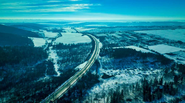 Воздух или вид сверху с беспилотника на шоссе в зимнюю погоду — стоковое фото