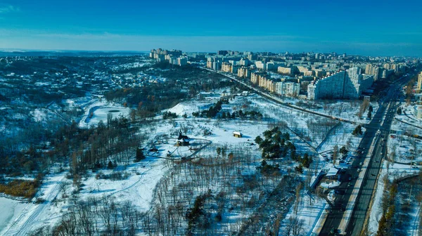 空を背景に日没で冬の都市のトップビュー。空中ドローン撮影のコンセプト。モルドバ共和国キシネフ. — ストック写真