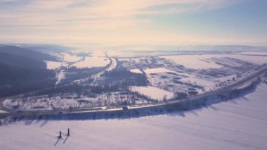 Kış mevsiminde bir otobanda bir dronun hava veya üst görüntüsü