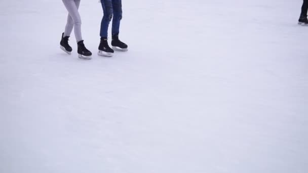阳光明媚的日子里 人们在溜冰场上溜冰 许多人在户外的冬场溜冰场上溜冰 — 图库视频影像