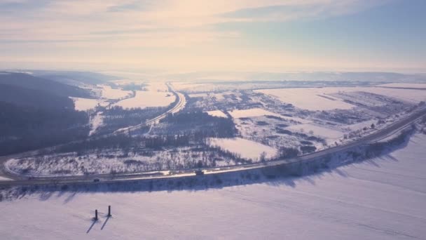 Vue aérienne ou aérienne depuis un drone sur une autoroute par temps hivernal 