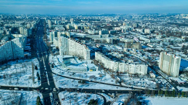 Top uitzicht op de stad in de winter bij zonsondergang op de achtergrond van de hemel. Luchtdrone fotografie concept. Kishinev, Republiek Moldavië. — Stockfoto