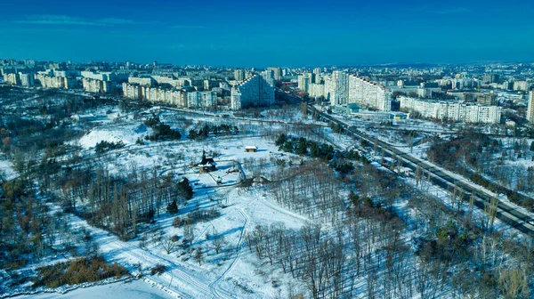 Ovanifrån av staden på vintern vid solnedgången på himlen bakgrund. Flygdrönare fotografering koncept. Kishinev, Republiken Moldavien. — Stockfoto