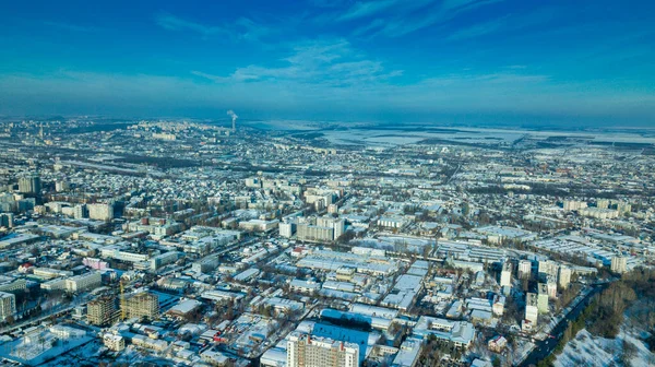Vista superior de la ciudad en invierno al atardecer sobre el fondo del cielo. Concepto de fotografía aérea con drones. Kishinev, República de Moldavia . —  Fotos de Stock
