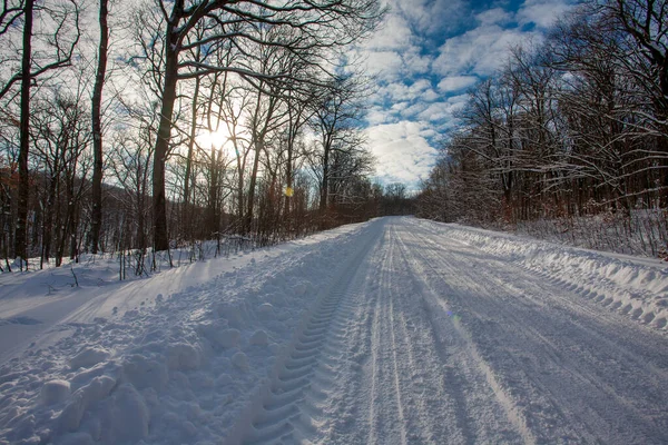 Lege besneeuwde weg in winterlandschap — Stockfoto