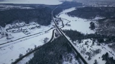 Kış mevsiminde bir otobanda bir dronun hava veya üst görüntüsü