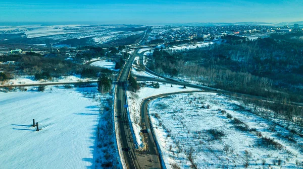 Воздух или вид сверху с беспилотника на шоссе в зимнюю погоду — стоковое фото