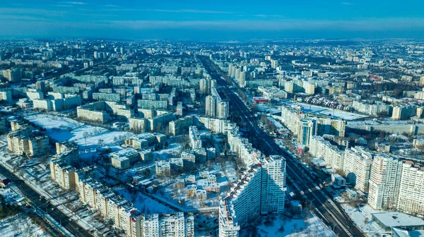 Górny widok na miasto zimą o zachodzie słońca na tle nieba. Koncepcja fotografowania dronów lotniczych. Kiszyniów, Republika Mołdowy. — Zdjęcie stockowe