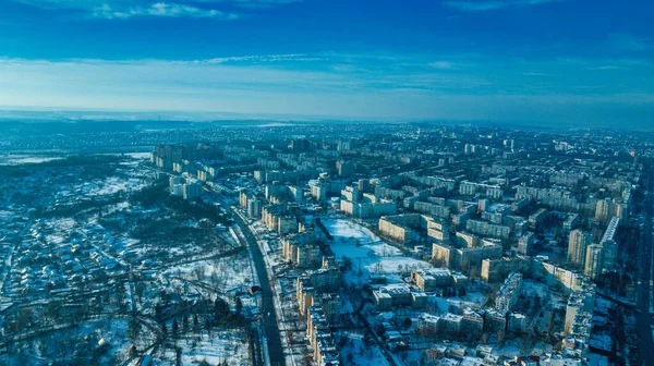 Ovanifrån av staden på vintern vid solnedgången på himlen bakgrund. Flygdrönare fotografering koncept. Kishinev, Republiken Moldavien. — Stockfoto