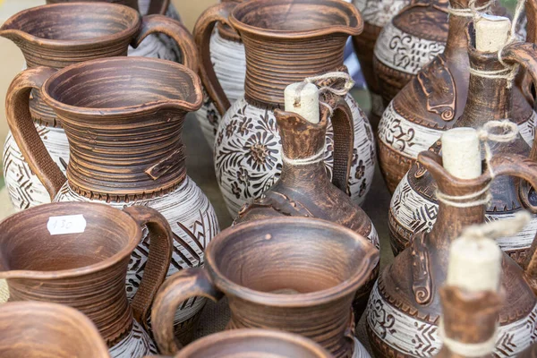 De kermis van volksambachtslieden van aardewerk. Handgemaakte potten van klei — Stockfoto