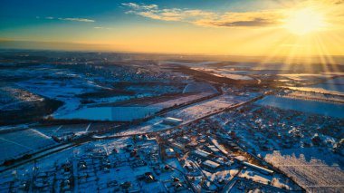 Şehrin en iyi banliyöleri ya da küçük kasabaların güzel evleri kış günbatımında bulutlu arka planda. Hava aracı fotoğraf konsepti.