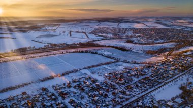 Şehrin en iyi banliyöleri ya da küçük kasabaların güzel evleri kış günbatımında bulutlu arka planda. Hava aracı fotoğraf konsepti.