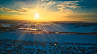 Şehrin en iyi banliyöleri ya da küçük kasabaların güzel evleri kış günbatımında bulutlu arka planda. Hava aracı fotoğraf konsepti.