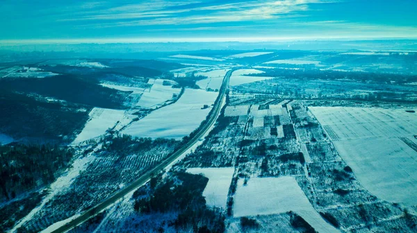 Vue aérienne ou aérienne depuis un drone sur une autoroute par temps hivernal — Photo