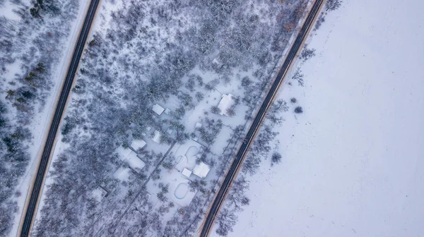 Загородная дорога, проходящая по красивым заснеженным пейзажам. Вид с воздуха. Фотография дронов — стоковое фото