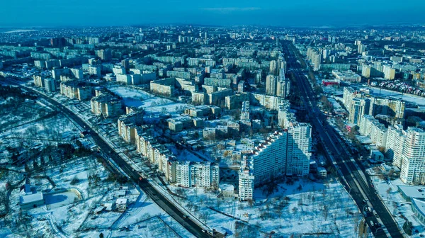 Ovanifrån av staden på vintern vid solnedgången på himlen bakgrund. Flygdrönare fotografering koncept. Kishinev, Republiken Moldavien. — Stockfoto
