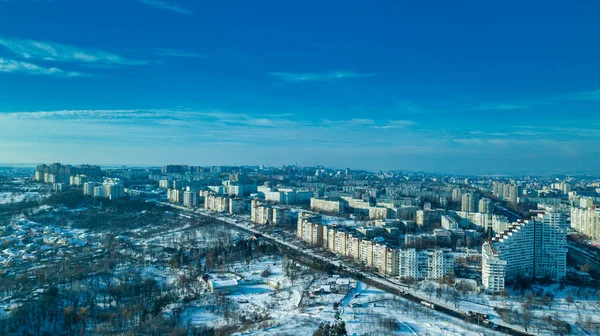 空を背景に日没で冬の都市のトップビュー。空中ドローン撮影のコンセプト。モルドバ共和国キシネフ. — ストック写真