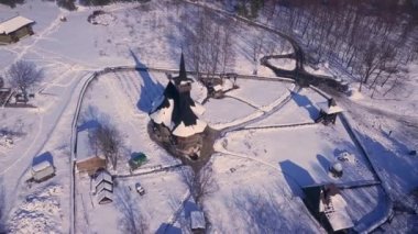 Moldova Cumhuriyeti, Kishinev 'deki eski ahşap bir kilisenin üst manzarası. Kış manzarası Whit ahşap kilise