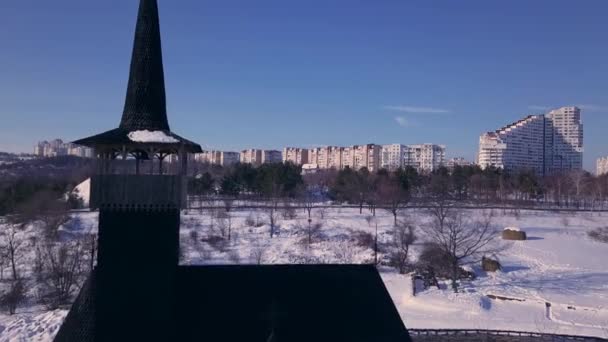 Ovanifrån Gammal Träkyrka Kishinev Republiken Moldavien Vinterlandskap Med Träkyrka — Stockvideo