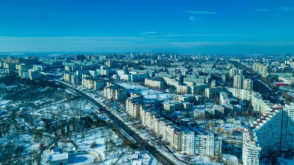 空を背景に日没で冬の都市のトップビュー。空中ドローン撮影のコンセプト。モルドバ共和国キシネフ. — ストック写真