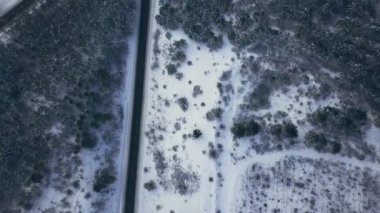 Kış mevsiminde bir otobanda bir dronun hava veya üst görüntüsü