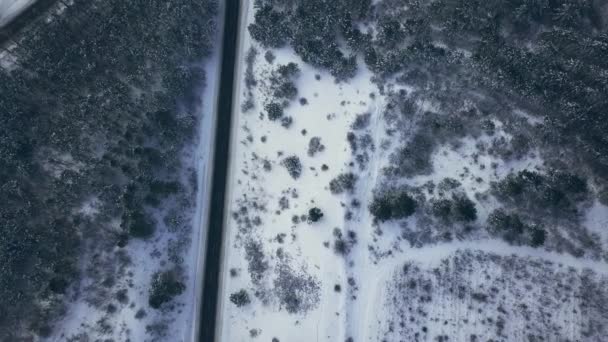 Εναέρια ή κορυφαία θέα από ένα drone σε έναν αυτοκινητόδρομο το χειμώνα καιρικές συνθήκες — Αρχείο Βίντεο