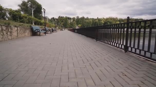 Kamerafahrt Vor Einer Leeren Seepromenade Einem Stadtpark Bewölkter Herbsttag — Stockvideo