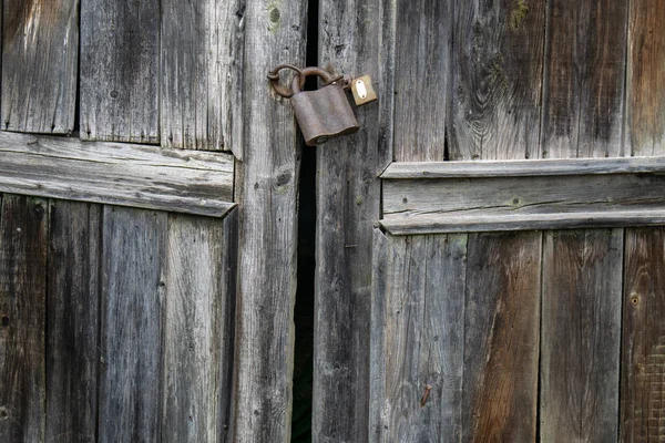 Eski ahşap kapıya asma kilit — Stok fotoğraf