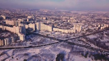 Kışın gökyüzünde günbatımında şehrin en iyi manzarası. İnsansız hava aracı video konsepti. 4 bin. Kishinev, Moldova Cumhuriyeti.