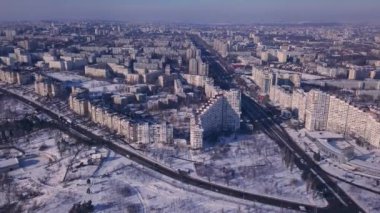 Kışın gökyüzünde günbatımında şehrin en iyi manzarası. İnsansız hava aracı video konsepti. 4 bin. Kishinev, Moldova Cumhuriyeti.