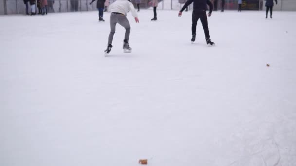 Mensen Zijn Schaatsen Ijsbaan Zonnige Dag Veel Mensen Schaatsen Het — Stockvideo